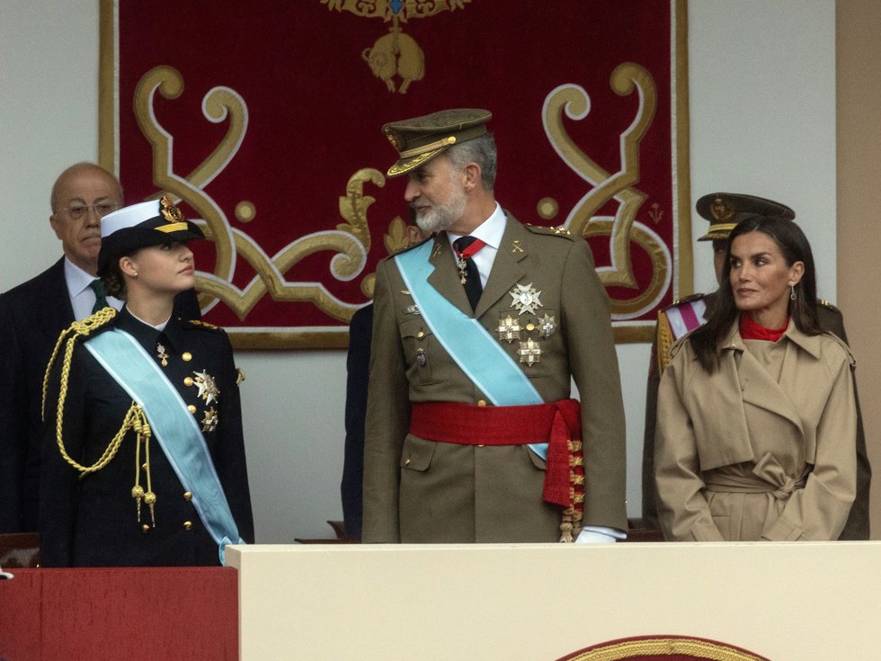 La princesa Leonor, el Rey Felipe VI y la Reina Letizia durante el acto solemne de homenaje a la Bandera Nacional y desfile militar por el 12 de octubre, Día de la Hispanidad, en la Plaza de Cánovas del Castillo, a 12 de octubre de 2024, en Madrid (Espa