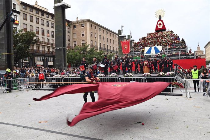 Un abanderado durante la Ofrenda floral a la Virgen del Pilar