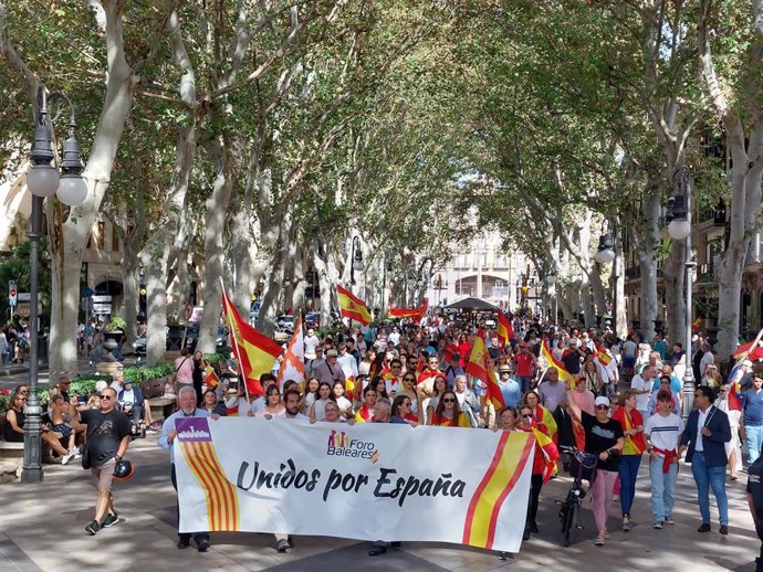 Unas 200 personas se manifiestan en Palma con motivo del 12 de octubre