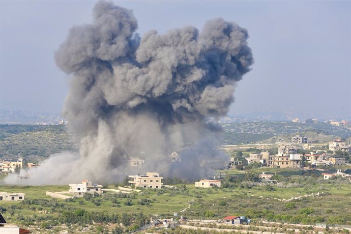 Archivo - MAJDAL ZOUN, April 16, 2024  -- Smokes caused by Israeli strikes are pictured in Majdal Zoun, Lebanon, on April 15, 2024. Lebanese military sources, who spoke on condition of anonymity, said Israel on Monday carried out nine successive airstrike