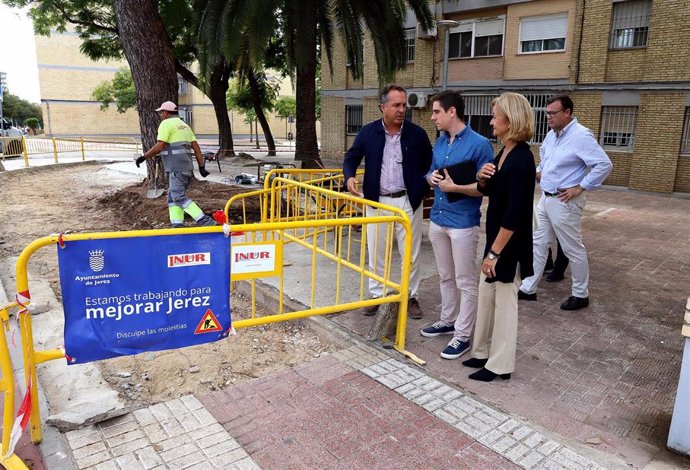 Visita del teniente de alcaldesa de Servicios Públicos y Medio Ambiente, Jaime Espinar, y la delegada de Participación Ciudadana y Juventud, Carmen Pina, a las obras que se encuentran en curso frente a la parroquia de San Benito.