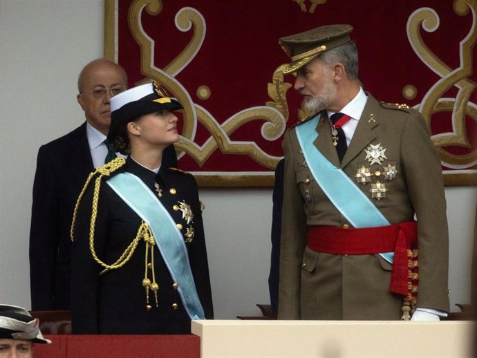 El Rey Felipe VI y la princesa Leonor durante el acto solemne de homenaje a la Bandera Nacional y desfile militar por el 12 de octubre, Día de la Hispanidad, en la Plaza de Cánovas del Castillo, a 12 de octubre de 2024, en Madrid (España).