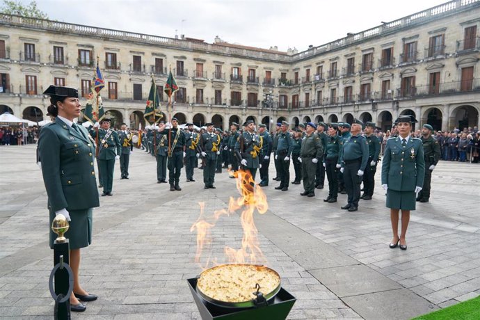 Celebración de la Guardia Civil del 12 de octubre, día de su patrona la Virgen de El Pilar, en la céntrica plaza de España de Vitoria-Gasteiz.