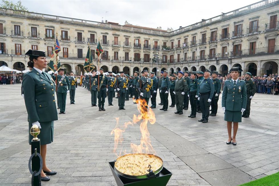Celebración de la Guardia Civil del 12 de octubre, día de su patrona la Virgen de El Pilar, en la céntrica plaza de España de Vitoria-Gasteiz.