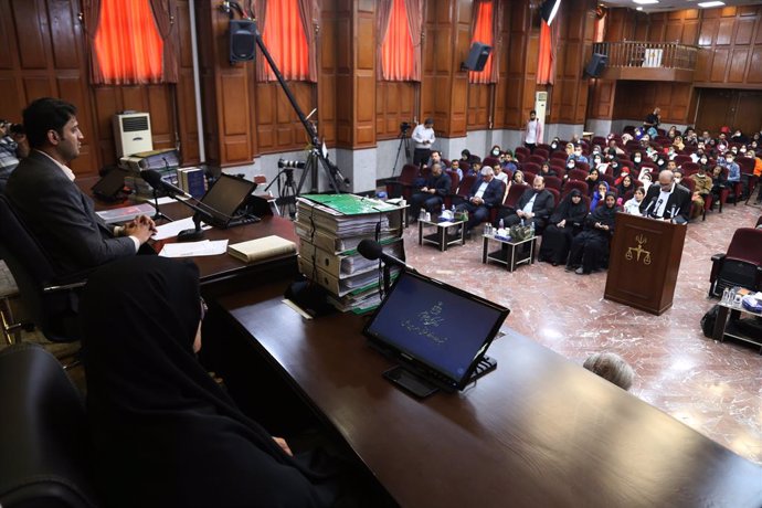 Archivo - May 7, 2024, Tehran, Iran: MAJID HOSEINZADEH (L), presiding judge at Imam Khomeini Judicial Complex Court, sits in the courtroom during the hearing of the complaint of Iranian thalassemia patients against the United States, the government, and o