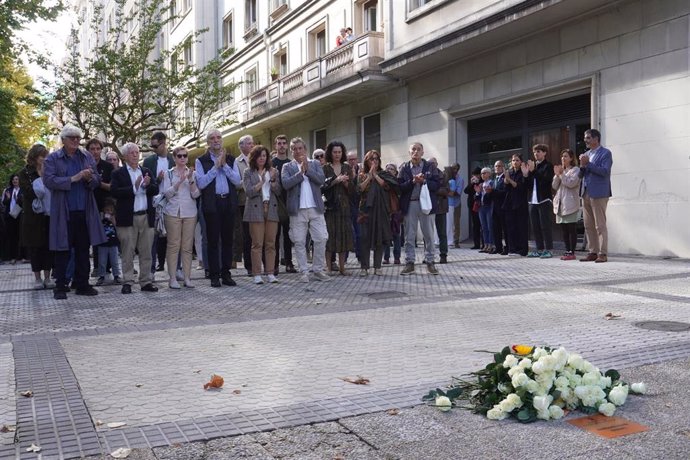 Placa en memoria de Lorenzo Motos, teniente coronel del Ejército asesinado por ETA