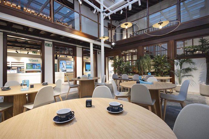 Interior del espacio 'El Patio by IQOS', un modelo único en España, donde el dispositivo de calentamiento de tabaco comparte espacio con Café Regina y MrSnack