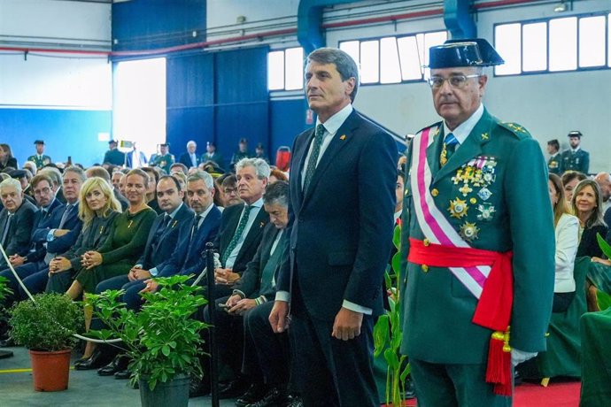 El delegado del Gobierno en Andalucía, Pedro Fernández,(i)  con el general de Brigada jefe de la IV Zona de la Guardia Civil, Luis Ortega Carmona (d) en la celebración de la festividad del a Virgen del Pilar.  