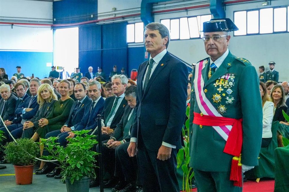 El delegado del Gobierno en Andalucía, Pedro Fernández,(i)  con el general de Brigada jefe de la IV Zona de la Guardia Civil, Luis Ortega Carmona (d) en la celebración de la festividad del a Virgen del Pilar.  