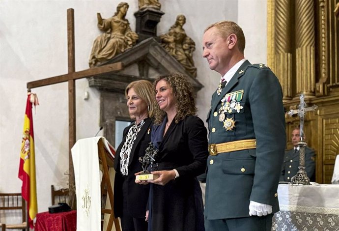 El Centro Municipal de Información a la Mujer de Jerez recibe el reconocimiento de la Guardia Civil  en un acto al que asiste la alcaldesa, María José García-Pelayo