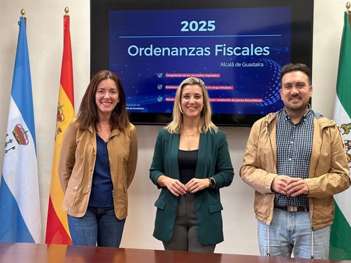 La alcaldesa de Alcalá, Ana Isabel Jiménez, en el centro, con los portavoces Ángeles Ballesteros y Christopher Rivas.