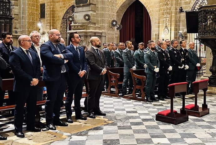 El alcalde de El Puerto, Germán Beardo, en la eucaristía que ha tenido lugar en la Basílica con motivo de la festividad de la Virgen del Pilar, patrona de la Guardia Civil.