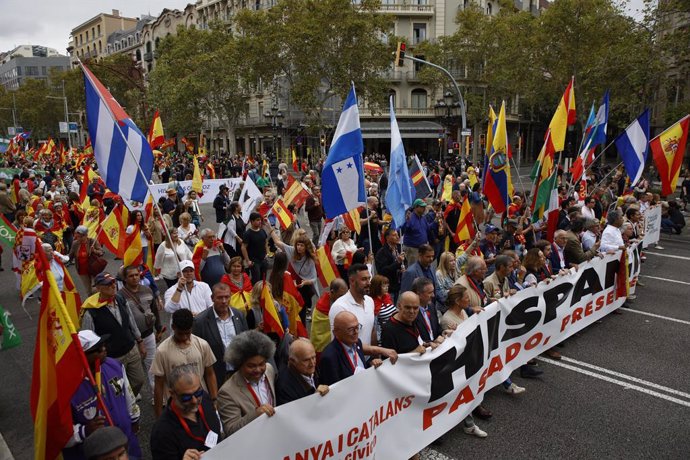 Desenes de persones durant una manifestació pel Dia de la Hispanitat, a 12 d'octubre de 2024, a Barcelona (Catalunya)