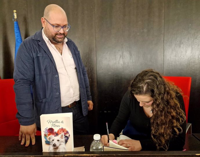 El teniente de alcalde de Gran Ciudad, Javier Bello, junto a la autora del libro Laura Arcila.