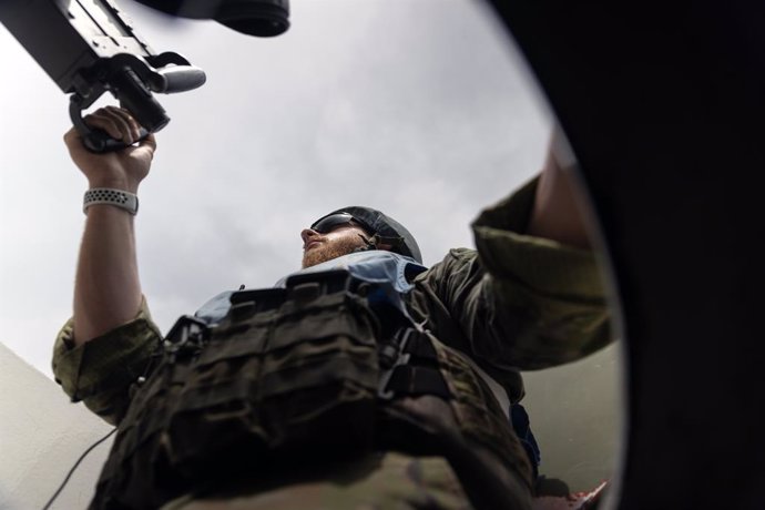 Archivo - April 26, 2024, Lebanon: A Spanish soldier with the United Nations Interim Force In Lebanon mans a mounted machine-gun as they patrol the eastern sector along the Blue Line in South Lebanon on April 26, 2024. According to UNIFIL, as of March 18,