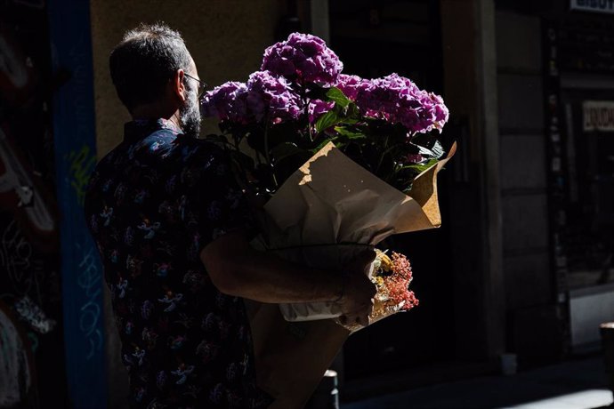 Archivo - Un hombre lleva un ramo de flores. Imagen de archivo. 