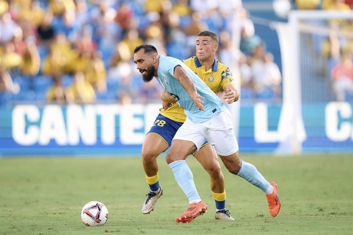 Borja Iglesias of RC Celta de Vigo competes for the ball with Juanma Herzog of UD Las Palmas during the Spanish league, La Liga EA Sports, football match played between UD Las Palmas and RC Celta de Vigo at Estadio Gran Canaria on October 5, 2024, in Las 