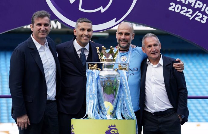 Archivo - 21 May 2023, United Kingdom, Manchester: (L-R) Manchester City CEO Ferran Soriano, Chairman Khaldoon Al Mubarak, Manager Pep Guardiola and Director of Football Txiki Begiristain celebrate with the Premier League trophy following the English Prem