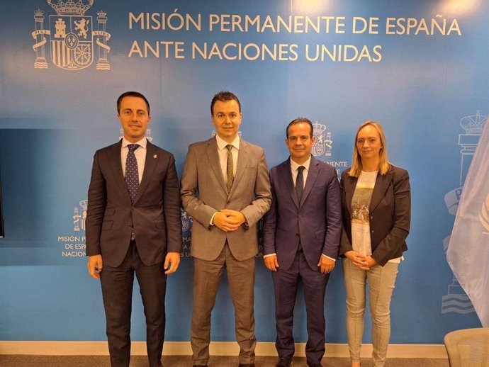 El presidente del Consell, Llorenç Galmés, el conseller insular de Presidencia, Antoni Fuster, y la directora insular de Coordinación, Sandra Morell, junto al el embajador español en la ONU, Héctor Gómez