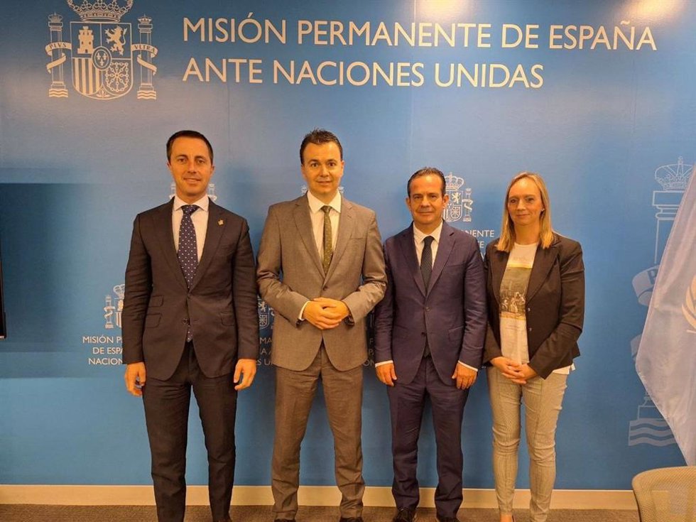 El presidente del Consell, Lloren Galmés, el conseller insular de Presidencia, Antoni Fuster, y la directora insular de Coordinación, Sandra Morell, junto al el embajador español en la ONU, Héctor Gómez