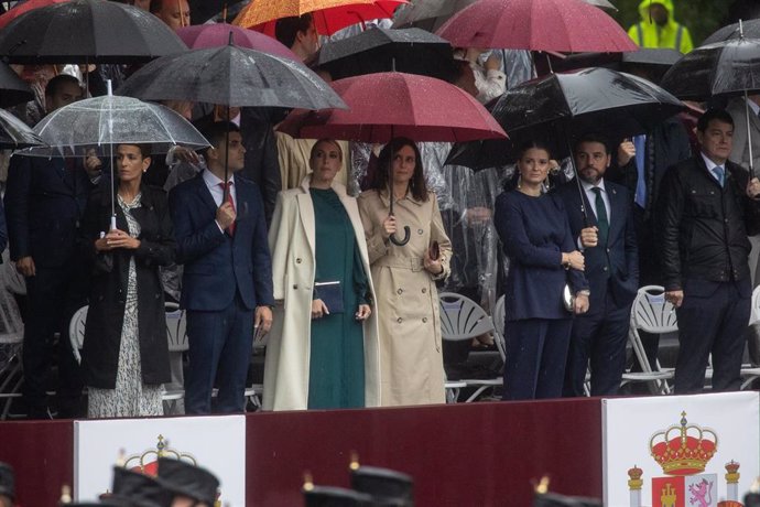 La presidenta de la Junta de Extremadura, María Guardiola, durante el desfile junto a la presidenta de la Comunidad de Madrid, Isabel Díaz Ayuso