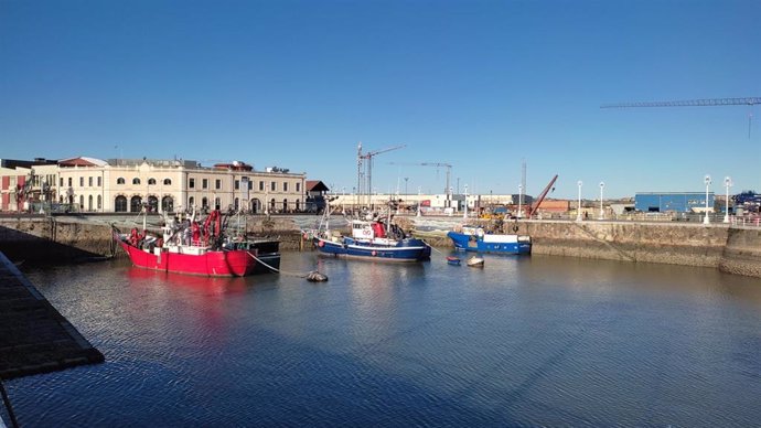 Archivo - Puerto de Santurtzi (Bizkaia) en una jornada soleada