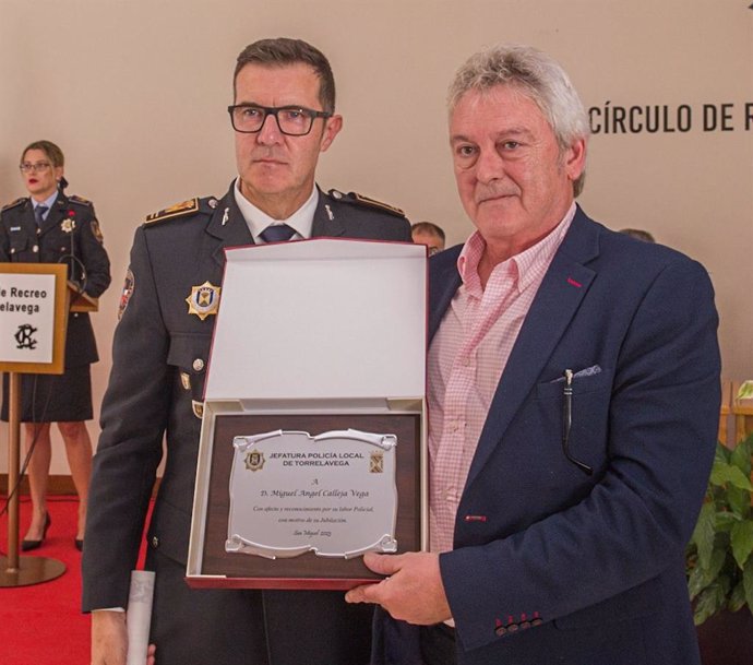 Miguel Ángel Calleja, primero por la derecha, en el acto en el que recibió una placa por su jubilación