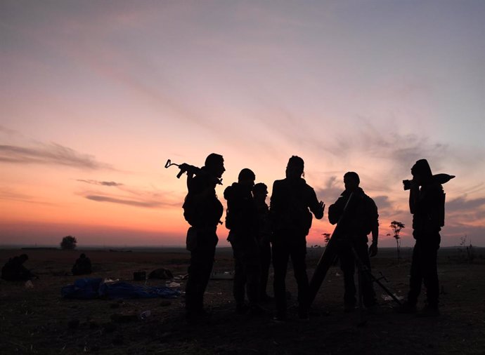 Archivo - November 2, 2019, Tel Tamir, Syria: noceasefire.Kurdish YPG soldiers fight Turkish forces on a road from Tel Tamir, Syria on November 2, 2019 near the front line.  Humanitarian group Free Burma Rangers stood by for rescue operations. During one 