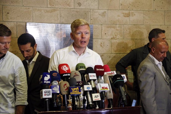 Archivo - SANAA, May 3, 2023  -- The United Nations (UN) Special Envoy for Yemen Hans Grundberg (C) attends a press conference in Sanaa, Yemen, on May 3, 2023. The United Nations (UN) Special Envoy for Yemen Hans Grundberg announced on Wednesday that he h