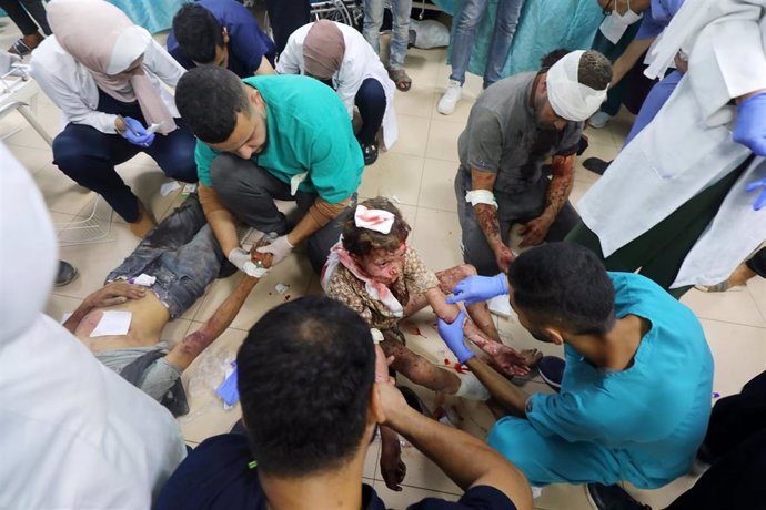 Personal médico trata a heridos en el Hospital Al Aqsa  del campo de Deir Al Balá, en la Franja de Gaza