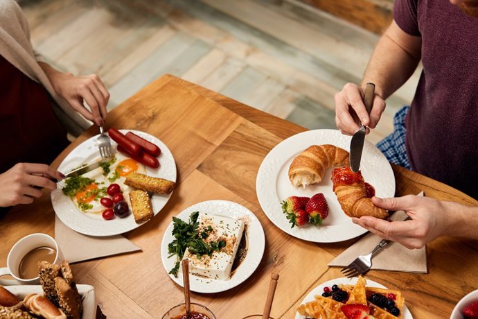 Archivo - Primer plano de la pareja desayunando en la mesa de comedor.