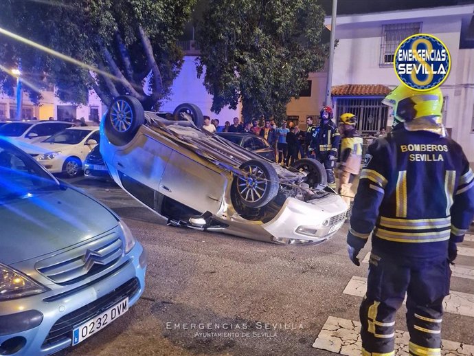 Accidente de tráfico en la calle Los Claveles, con el conductor herido leve.