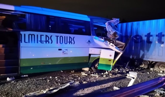 Autobús siniestrado en el que viajaban los once heridos leves en un accidente en la A-92 a la altura de Víznar, en Granada.