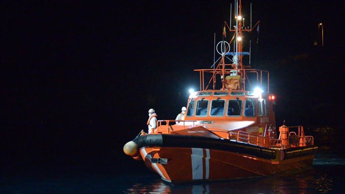 Archivo - Un buque de la Salvamar a su llegada al puerto de la Restinga, a 11 de abril de 2021, en la Restinga, El Hierro, Canarias, (España). Al menos 4 personas han perdido la vida tras intentar llegar a las costas españolas en un cayuco que se encontra