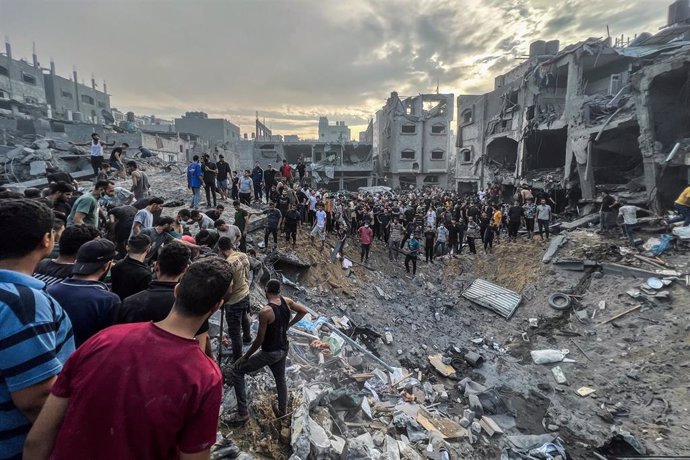 Archivo - Un grupo de palestinos busca supervivientes tras el bombardeo de Israel contra el campamento de refugiados de Yabalia, el más grande de la Franja de Gaza