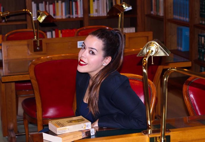 La profesora Elizabeth García Gil en la Biblioteca del Colegio de España en París durante una estancia de investigación.