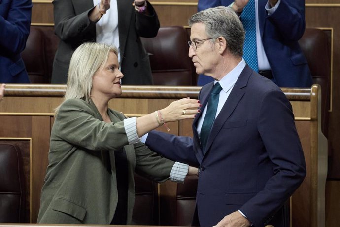 La diputada del PP, Maria del Mar Blanco y el presidente del PP, Alberto Núñez Feijóo, se abrazan durante una sesión de control al Gobierno, en el Congreso de los Diputados, a 9 de octubre de 2024, en Madrid (España). Durante la sesión de control, el pres