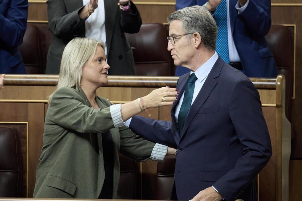 La diputada del PP, Maria del Mar Blanco y el presidente del PP, Alberto Núñez Feijóo, se abrazan durante una sesión de control al Gobierno, en el Congreso de los Diputados, a 9 de octubre de 2024, en Madrid (España). Durante la sesión de control, el pr