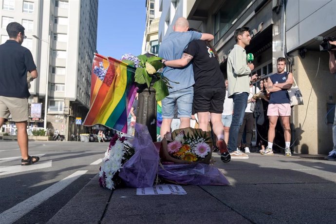 Archivo - Varias personas depositan flores durante un minuto de silencio por el asesinato de Samuel Luiz en el paseo marítimo coruñés