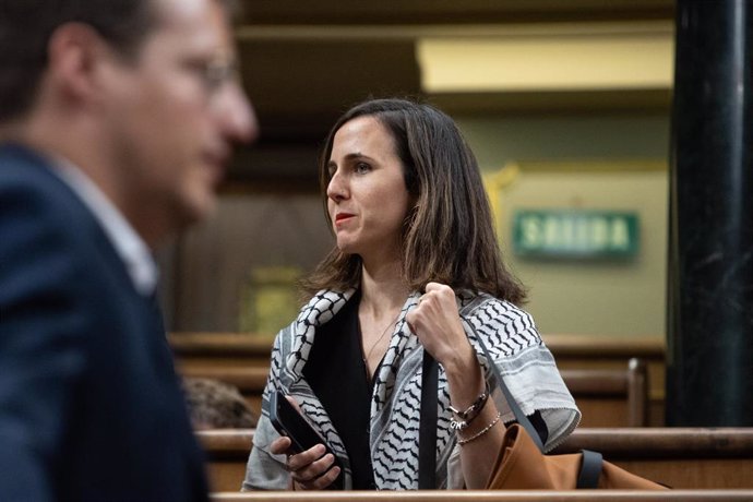 La secretaria general de Podemos, Ione Belarra, a su llegada a una sesión plenaria, en el Congreso de los Diputados, a 8 de octubre de 2024, en Madrid (España).