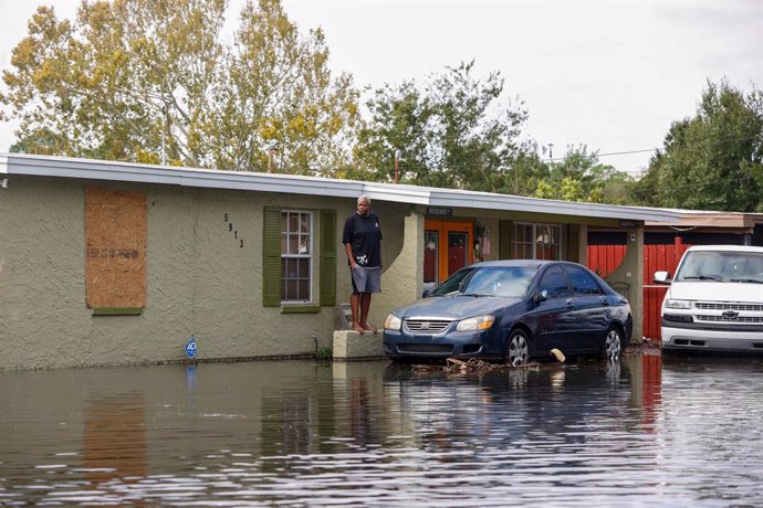 10 October 2024, US, Tampa: A man stands at a flooded street where water got into her house during Hurricane Milton. Photo: Jefferee Woo/Tampa Bay Times/ZUMA Press Wire/dpa