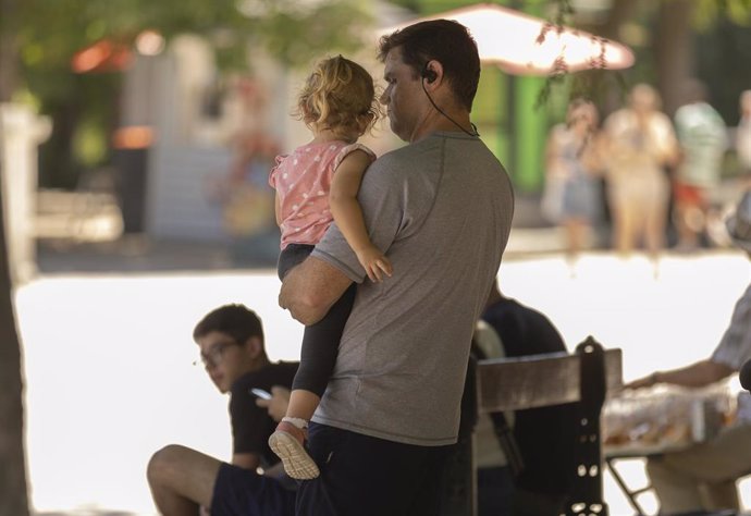 Archivo - Una familia en el parque de El Retiro.