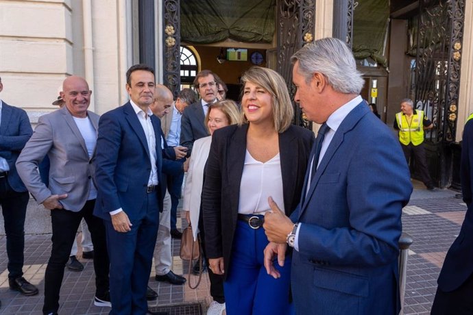 La alcaldesa, Noelia Arroyo, en la estación de tren.