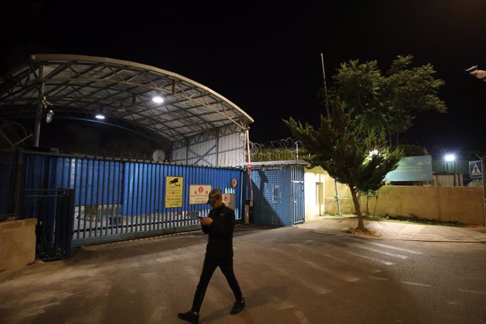 Archivo - JERUSALEM, May 29, 2024  -- A man walks past the entrance of the headquarters of the United Nations Relief and Works Agency for Palestine Refugees in the Near East (UNRWA) in east Jerusalem, on May 29, 2024. The Israel Land Authority on Wednesda