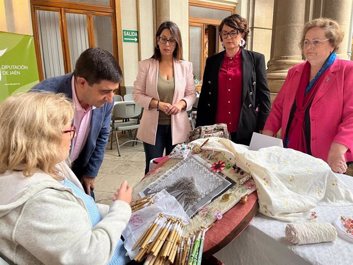 El presidente de la Diputación de Jaén, Francisco Reyes, ha asistido este domingo a la celebración del XXIII Encuentro Nacional de Encaje de Bolillos.