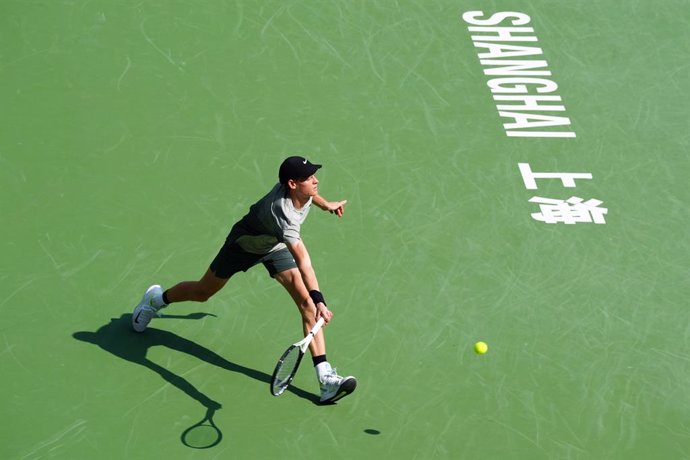 SHANGHAI, Oct. 9, 2024  -- Jannik Sinner hits a return during the men's singles round of 16 match between Jannik Sinner of Italy and Ben Shelton of the United States at the ATP World Tour Shanghai Masters tennis tournament in Shanghai, east China, Oct. 9,