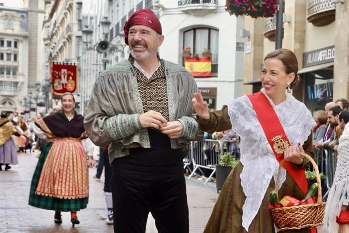 La alcaldesa de Zaragoza, Natalia Chueca, junto al presidente del Gobierno de Aragón, Jorge Azcón, durante la Ofrenda de Frutos de Zaragoza este domingo 13 de octubre de 2024.