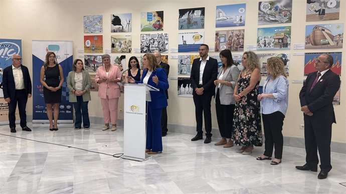 La presidenta del Parlamento de Canarias, Astrid Pérez, interviene durante la inauguración de la exposición 'El cambio climático en viñetas'