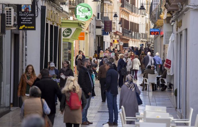 Archivo - Imagen de una calle del centro de Huelva.