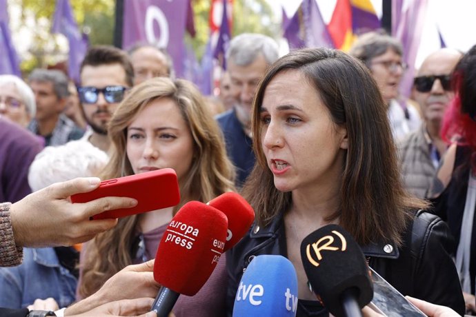 La secretaria general de Podemos, Ione Belarra, atiende a los medios de comunicación durante una manifestación para denunciar el precio de los alquileres, a 13 de octubre de 2024, en Madrid (España). 